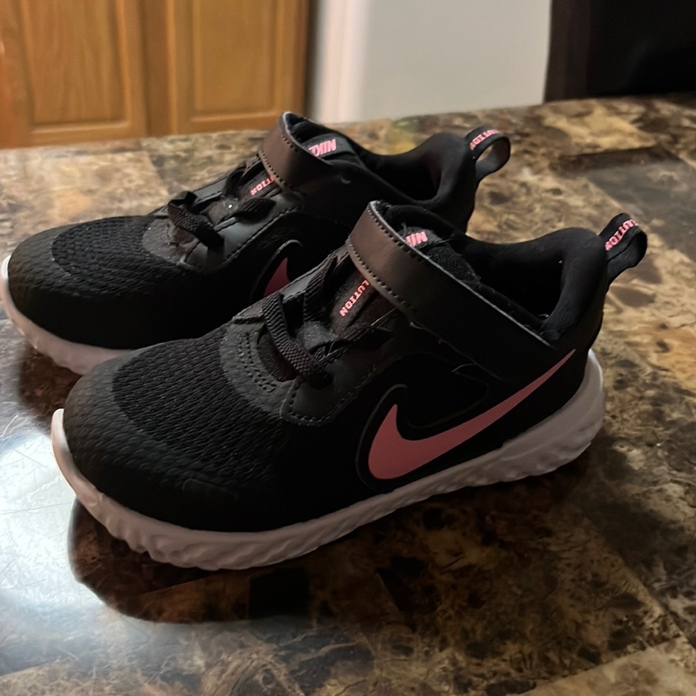 New toddler girls nikes size 10
